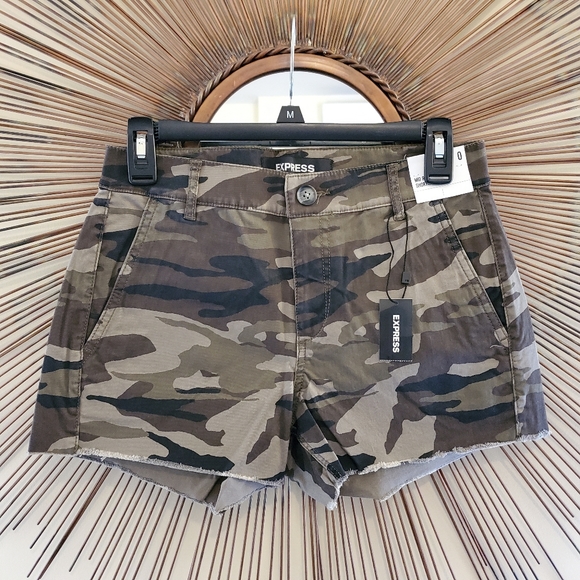 NWT EXPRESS MID RISE CAMO STRETCH CUTOFF SHORTS - Picture 3 of 4